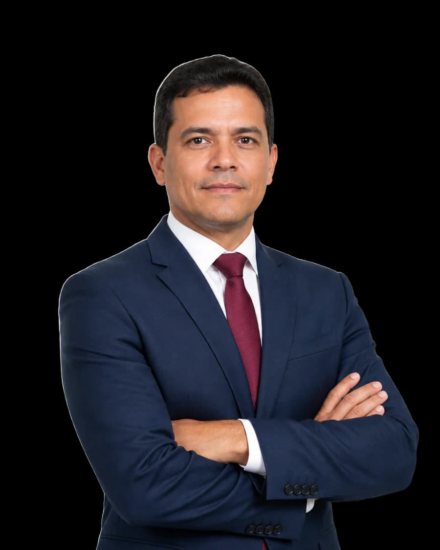 Advogado de terno azul-marinho, em pé, de braços cruzados